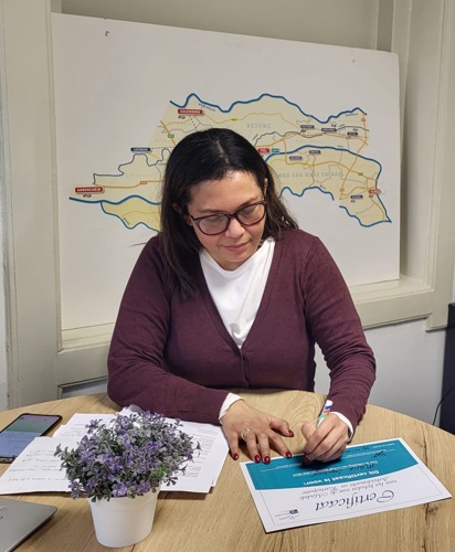 Maria ondertekent certificaat